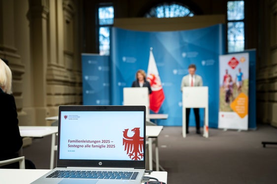 Mit 1. Jänner wurde die ISEE-Einkommensgrenze für den Bezug des Landeskindergeldes mit 1. Jänner von 40.000 auf 46.000 Euro angehoben und eine zusätzliche Einkommensklasse zwischen 15.000 und 30.000 Euro eingeführt. (Foto: LPA/Fabio Brucculeri)