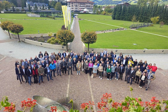 Gruppenfoto der Teilnehmenden bei der Kick-off Veranstaltung von Fit for Cooperation im Euregio Kulturzentrum Gustav Mahler in Toblach. (Foto: Euregio)