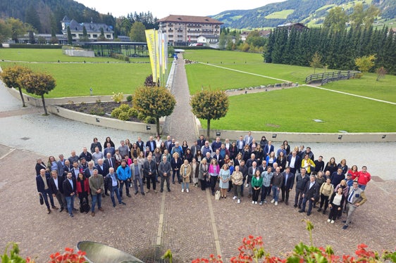 Foto di gruppo delle e dei partecipanti all’evento inaugurale di Fit for Cooperation al Centro Culturale Euregio Gustav Mahler a Dobbiaco. (Foto: Euregio)