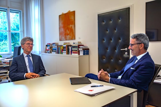 Il professor Jeffrey D. Sachs (a sinistra) ha illustrato le cinque tesi fondamentali che contribuiscono al raggiungimento degli SDGs, gli obiettivi di sviluppo sostenibile delle Nazioni Unite. (Foto: USP/Greta Stuefer)