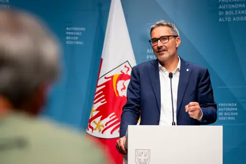 Landeshauptmann Arno Kompatscher (im Bild) wird im Auftrag der Landesregierung ein Abkommen mit der Freien Universität Bozen unterschreiben. In dem Vertrag geht es unter anderem um die Zusammenarbeit bei der Ausbildung der Prüferinnern und Prüfer für die Zwei- und Dreisprachigkeitsprüfung. (Foto: LPA/Fabio Brucculeri)