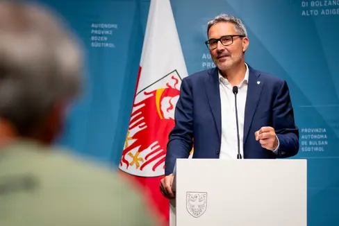 Come ogni martedì, il presidente Kompatscher ha illustrato in conferenza stampa le delibere più importanti approvate dalla Giunta provinciale. (Foto. ASP/Fabio Brucculeri)