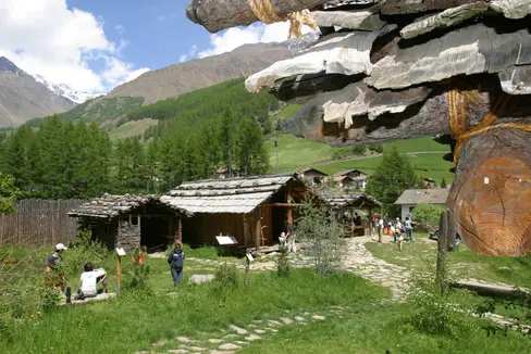Das archäologische Freilichtmuseum archeoParc im Schnalstal zeigt, wie Ötzi gelebt haben könnte. (Foto: LPA/ArcheoParc Schnalstal/Hubert Grüner)