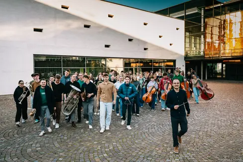 L'Orchestra giovanile dell'Alto Adige, ensemble inclusivo nel quale i giovani di tutti e tre i gruppi linguistici e di tutti gli istituti di formazione musicale dell'Alto Adige fanno musica insieme, debutterà in questa nuova nuova veste il 15 marzo al Kursaal di Merano e il 16 marzo al Conservatorio di Bolzano. (Foto: USP/Nathan Chizzali)