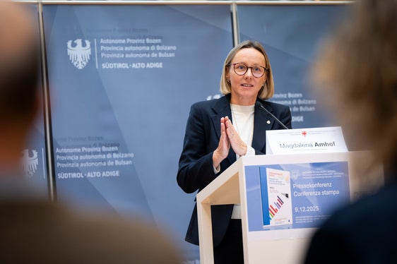 “Una politica occupazionale attiva è necessaria ed efficace”, ha sottolineato l'assessora provinciale Magdalena Amhof. Si sta lavorando a una strategia fino al 2030 per mantenere l'Alto Adige attrattiva come luogo di lavoro, con posti di lavoro di alta qualità, un forte valore aggiunto e una migliore mediazione tra aziende e persone in cerca di lavoro. (Foto: USP/Fabio Brucculeri)