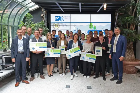 Acht Projekte sind im Rahmen der Jubiläumsausgabe des Südtiroler Mobilitätspreises 2026 von einer Fachjury ausgezeichnet worden. Die prämierten Initiativen reichen von sicheren Schulwegen und der Förderung des Fuß- und Radverkehrs über kommunale Mobilitätsmaßnahmen bis hin zu betrieblichen Mobilitätskonzepten, digitalen Anwendungen und innovativen Logistiklösungen. Im Bild die Preisträgerinnen und Preisträger. (Foto: LPA/Ingo Dejaco)