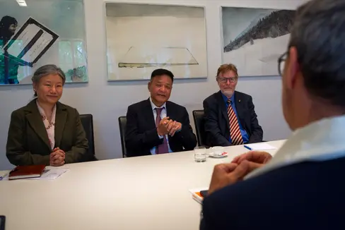 Thinlay Chukki (von links), die Vertreterin der Exiltibeter in Genf, der Präsident der Exiltibeter Penpa Tsering und Günther Cologna von der EURAC sprachen mit Landeshauptmann Arno Kompatscher über die Situation im Tibet. (Foto: LPA/Fabio Brucculeri)