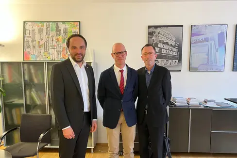 Wollen die bestehende Zusammenarbeit stärken (von links): Landesrat Philipp Achammer, Uni-Rektor Alex Weissensteiner und Ressortdirektor Armin Gatterer. (Foto: LPA/Nicole Abler)