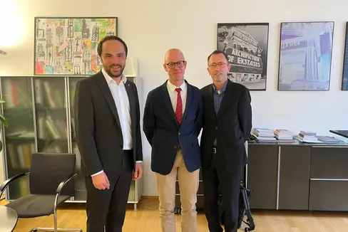 La collaborazione fra istituzioni al centro del recente incontro tra (da sinistra) l'assessore Philipp Achammer, il rettore della Lub Alex Weissensteiner e il direttore del Dipartimento innovazione e ricerca Armin Gatterer (Foto: USP/Nicole Abler)