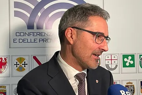 Il presidente Arno Kompatscher al microfono della Rai dopo la seduta della Conferenza delle Regioni e delle Province autonome (Foto: ASP/Mila Mattiuzzi)