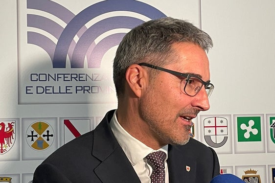 Il presidente Arno Kompatscher al microfono della Rai dopo la seduta della Conferenza delle Regioni e delle Province autonome (Foto: ASP/Mila Mattiuzzi)