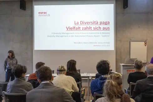 Il tema della diversità sul posto di lavoro al centro di un workshop organizzato presso l'Eurac di Bolzano. Analizzati i risultati di uno studio del Servizio di coordinamento per l’integrazione (Foto: Annelie Bortolotti, Eurac)