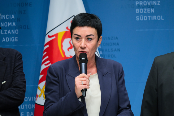 Für Landesrätin Mair handelt es sich bei Investitionen in die IT-Sicherheit um strategische Investitionen. (Foto: LPA/Lukas Forer)