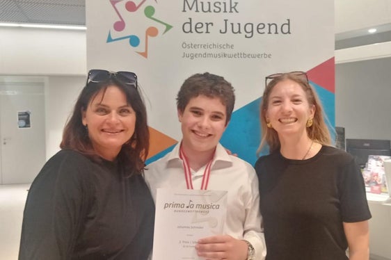 Erste Ergebnisse des Bundewettbewerbes, der noch bis zum 6. Juni dauert: Johannes Schmider, Musikschuldirektion Klausen/Seis, Wertungskategorie Gesang Solo, Altersgruppe 2, 2. Preis Silber, im Bild mit seiner Lehrerin Fara Prader (links) und Korrepetitorin Cornelia Messner (rechts). (Foto: privat/Chiara Schmider))