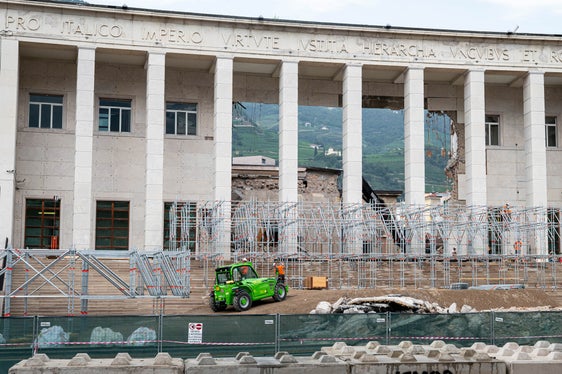 Dopo le attività preparatorie delle scorse settimane, sono iniziate le operazioni di montaggio dei ponteggi che consentiranno di intervenire sull'edificio. Parallelamente è stato installato il sistema di monitoraggio strutturale, composto da sensori che forniranno i dati necessari per verificare costantemente le condizioni di sicurezza del palazzo. (Foto: USP/Fabio Brucculeri)