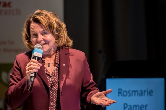 Das Wichtigste für Frauen in der Politik ist, dass sie authentisch bleiben, geradlinig, mutig und bodenständig und dass sie sich behaupten können. Dazu ermächtigt sie das Wissen, das sie sich in Lehrgängen wie diesen aneignen können, betonte Landesrätin Rosmarie Pamer. (Foto: LPA/Lukas Auer)