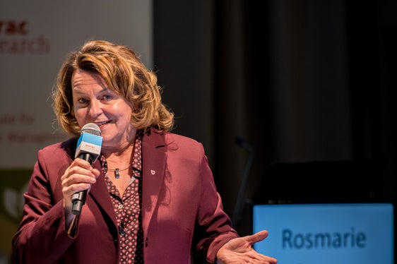 Das Wichtigste für Frauen in der Politik ist, dass sie authentisch bleiben, geradlinig, mutig und bodenständig und dass sie sich behaupten können. Dazu ermächtigt sie das Wissen, das sie sich in Lehrgängen wie diesen aneignen können, betonte Landesrätin Rosmarie Pamer. (Foto: LPA/Lukas Auer)