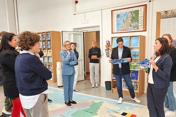 Nella Ripartizione Europa è disponibile anche una sala, spesso visitata da classi scolastiche, che illustra visivamente l’Europa. Nella foto, i referenti comunali all’UE insieme all’assessora provinciale all’Europa Magdalena Amhof. (Foto: USP/Ursula Pirchstaller)