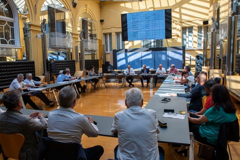 Über den idealen Schlüssel zur Mitbestimmung in der Egato-Generalversammlung disktuierten die Bezirksgemeinschaften und Gemeinden mit der Delegation des Landes Südtirol. (Foto: LPA/Fabio Brucculeri)