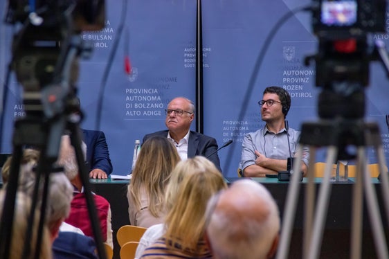 Francesco Barbabella (r.), Forscher am Istituto Nazionale di Riposo e Cura per Anziani, ordnete Südtirols Bestrebungen zum aktiven Altern in den gesamtstaatlichen Kontext ein (neben ihm: der Obmann der Genossenschaft Wohnen im Alter, Otto von Dellemann). (Foto: LPA/Greta Stuefer)