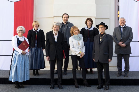 Reinhold Messner, Lilli Gruber e Joseph Zoderer con la vicepresidente Deeg, l'assessore Achammer, l'assessora Kuenzer e il presidente del consiglio regionale Noggler oggi davanti alla Hofburg a Innsbruck (Foto: Land Tirol/Die Fotografen)