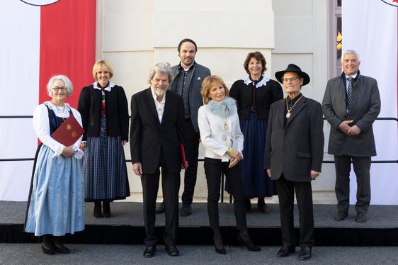 Reinhold Messner, Lilli Gruber e Joseph Zoderer con la vicepresidente Deeg, l'assessore Achammer, l'assessora Kuenzer e il presidente del consiglio regionale Noggler oggi davanti alla Hofburg a Innsbruck (Foto: Land Tirol/Die Fotografen)