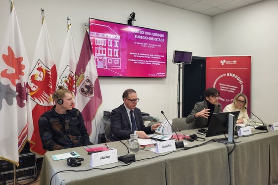 Il terzo appuntamento della terza edizione dei Martedì dell'Euregio dedicato al progetto Euregio “Transizioni”: da sinistra Lukas Mayr, Giuseppe Rizza, Francesco Pisanu e Alexa Seebacher (Foto: Euregio)