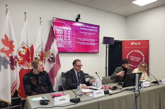 Il terzo appuntamento della terza edizione dei Martedì dell'Euregio dedicato al progetto Euregio “Transizioni”: da sinistra Lukas Mayr, Giuseppe Rizza, Francesco Pisanu e Alexa Seebacher (Foto: Euregio)