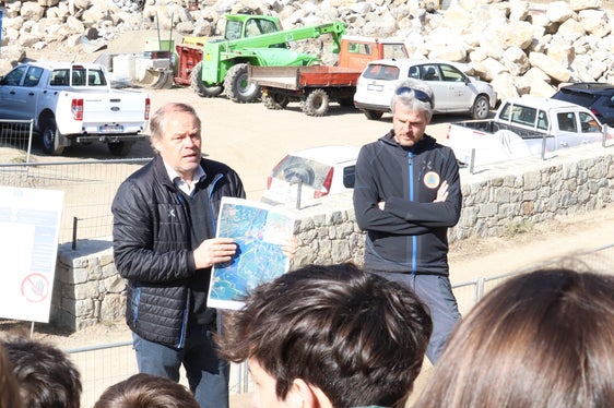 Der Direktor des Landesamtes für Wildbachverbauung West Peter Egger (li.) und Bauleiter Martin Eschgfäller legten heute die technischen Details des Dammes am Mutbach dar, der den Hochwasserschutz für Gratsch, Meran und Algund erhöht. (Foto: LPA/Maja Clara)
