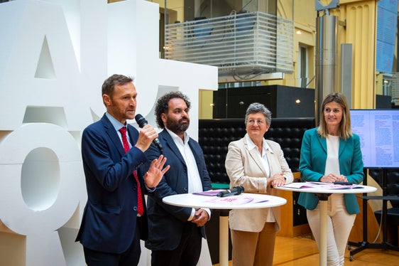 Da sinistra Mathias Stuflesser, Luca Bizzarri, Barbara Weis, e la direttrice dell’Agenzia per la stampa e la comunicazione della Provincia, Claudia Messner (Foto: ASP/F. Brucculeri)