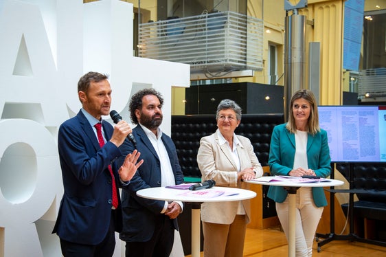 Zeitreise durch die Autonomie: (v.l.) Mathias Stuflesser, Luca Bizzarri und Barbara Weis stellten die Fotoausstellung Autonomie Real und das Kinoprogramm zum Tag der Autonomie vor - im Bild mit Claudia Messner, Direktorin der Landesagentur für Presse und Kommunikation. (Foto: LPA/Fabio Brucculeri)