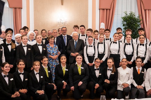 Per gli studenti e le studentesse della Scuola provinciale alberghiera Kaiserhof di Merano, della Scuola professionale alberghiera Cesare Ritz di Merano e della Scuola professionale provinciale per il settore alberghiero Savoy di Merano è stato un onore poter accogliere a pranzo il Presidente federale austriaco Alexander Van der Bellen (da sinistra) con la consorte, il Presidente della Repubblica italiana Sergio Mattarella (a sinistra) e il presidente della Provincia Arno Kompatscher (al centro). (Foto: USP/Fabio Brucculeri)