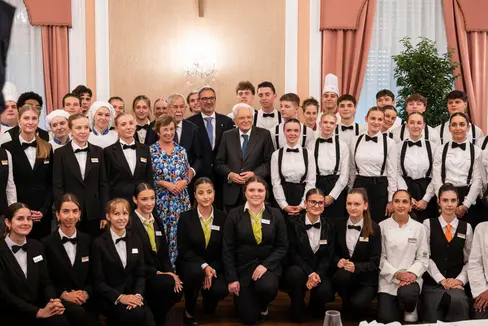 Per gli studenti e le studentesse della Scuola provinciale alberghiera Kaiserhof di Merano, della Scuola professionale alberghiera Cesare Ritz di Merano e della Scuola professionale provinciale per il settore alberghiero Savoy di Merano è stato un onore poter accogliere a pranzo il Presidente federale austriaco Alexander Van der Bellen (da sinistra) con la consorte, il Presidente della Repubblica italiana Sergio Mattarella (a sinistra) e il presidente della Provincia Arno Kompatscher (al centro). (Foto: USP/Fabio Brucculeri)