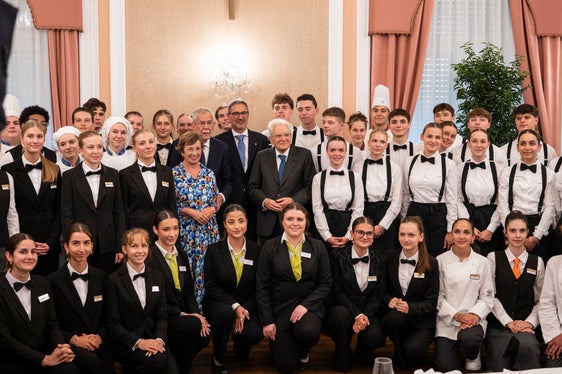 Für die Schülerinnen und Schüler der Landeshotelfachschule Kaiserhof Meran, Landeshotelfachschule Cesare Ritz Meran und der Landesberufsschule für das Gastgewerbe Savoy Meran war es eine Ehre, den österreichischen Bundespräsidenten Alexander Van der Bellen mit seiner Frau Doris Schmidauer, Staatspräsident Sergio Mattarella und Landeshauptmann Arno Kompatscher (in der Bildmitte) zum Mittagessen begrüßen zu dürfen. (Foto: LPA/Fabio Brucculeri)