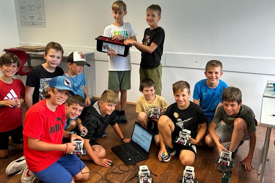 Im Workshop Lego-Roboter bauen und programmieren arbeiteten die Kinder an selbst gebauten Lego-Modellen, die sie mit einer einfachen Programmiersprache steuerten. (Foto: LPA/Bildungsdirektion)