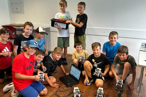 Im Workshop Lego-Roboter bauen und programmieren arbeiteten die Kinder an selbst gebauten Lego-Modellen, die sie mit einer einfachen Programmiersprache steuerten. (Foto: LPA/Bildungsdirektion)