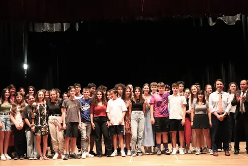 Nell'affollata cornice del teatro Coseri di Laives si è tenuto oggi la festa della Scuola italiana, alla presenza dell’assessore provinciale alla Formazione e Istruzione italiana Giuliano Vettorato e del Sovrintendente scolastico Vincenzo Gullotta. (Foto: ASP/Gianluca Crocco)