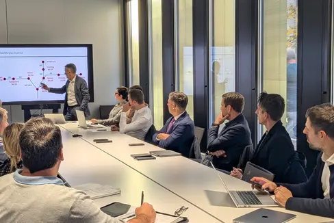 Bei einem Treffen mit Vertretungen von Land, Gemeinden und der Südtiroler Transportstrukturen AG STA zum Ausbau der Bahnlinie Bozen-Meran wurden das Variantenstudium und der aktuelle Planungsstand der verbesserten Trasse besprochen. (Foto: LPA/Ingo Dejaco)