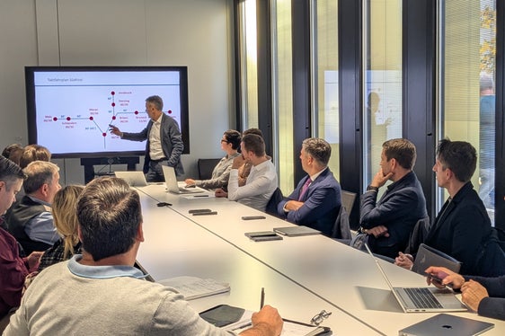 Bei einem Treffen mit Vertretungen von Land, Gemeinden und der Südtiroler Transportstrukturen AG STA zum Ausbau der Bahnlinie Bozen-Meran wurden das Variantenstudium und der aktuelle Planungsstand der verbesserten Trasse besprochen. (Foto: LPA/Ingo Dejaco)