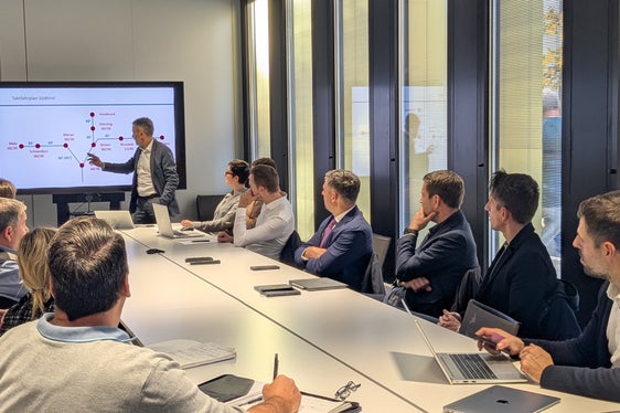 Bei einem Treffen mit Vertretungen von Land, Gemeinden und der Südtiroler Transportstrukturen AG STA zum Ausbau der Bahnlinie Bozen-Meran wurden das Variantenstudium und der aktuelle Planungsstand der verbesserten Trasse besprochen. (Foto: LPA/Ingo Dejaco)