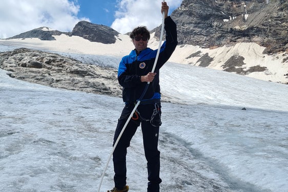 Der Direktor des Landesamtes für Hydrologie und Stauanlagen Roberto Dinale bei der Messung des Eisverlusts im Zungenbereich des Rieserferner. (Foto: LPA/Landesamt für Hydrologie und Stauanlagen/Herbert Thaler)