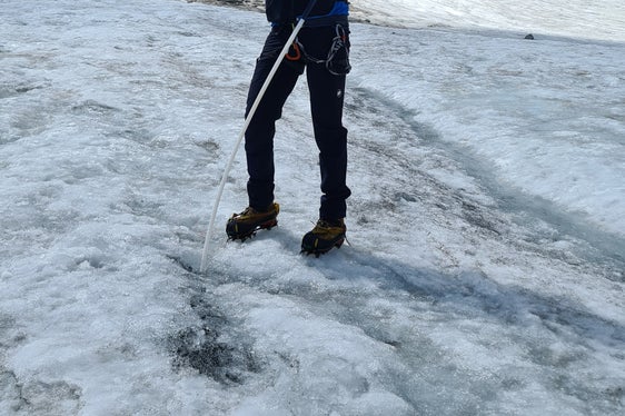 Der Direktor des Landesamtes für Hydrologie und Stauanlagen Roberto Dinale bei der Messung des Eisverlusts im Zungenbereich des Rieserferner. (Foto: LPA/Landesamt für Hydrologie und Stauanlagen/Herbert Thaler)