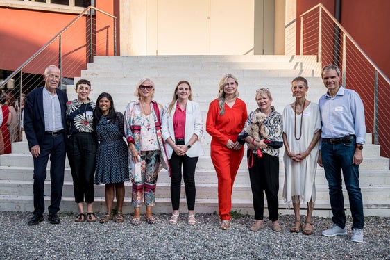 v.l.n.r.: Eurac-Präsident Roland Psenner, die Eurac-Organisatorinnen des Lehrgangs Sonja Vigl und Sadbhavana Pfaffstaller, die Vizepräsidentin Nadia Mazzardis und die Präsidentin des Landesbeirats für Chancengleichheit für Frauen Ulrike Oberhammer, die Expertinnen Claudia Reiterer und Elisabetta Spitz, Eurac-Forscherin Sara Boscolo und der stv. Leiter des Eurac-Instituts für Public Management Josef Bernhart beim Sommer Talk in der Eurac in Bozen. (Foto: LPA/Lukas Auer)