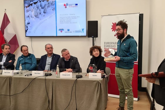 Davide Stoffie (direttore generale della Marcialonga) è intervenuto alla presentazione del patrocinio Euregio per le tre grandi gare di fondo di Tirolo, Alto Adige e Trentino e del Trofeo Euregio Under 23. (Foto: Euregio)