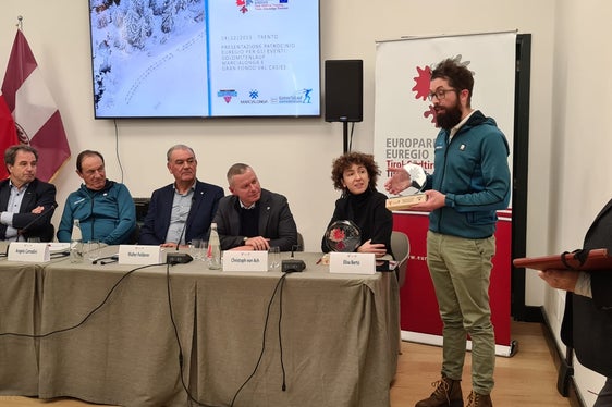 Davide Stoffie (direttore generale della Marcialonga) è intervenuto alla presentazione del patrocinio Euregio per le tre grandi gare di fondo di Tirolo, Alto Adige e Trentino e del Trofeo Euregio Under 23. (Foto: Euregio)