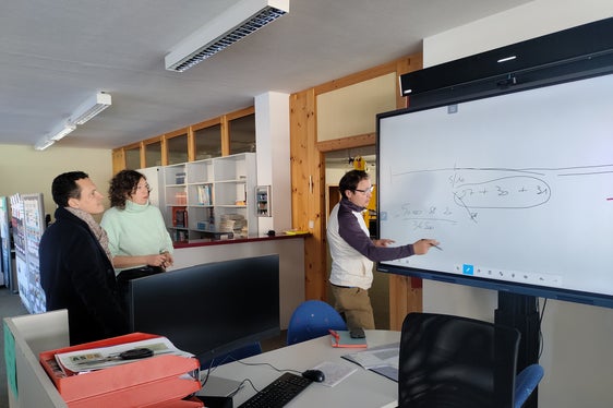 Durante le visite l’attenzione si è focalizzata non solo sul confronto dei contenuti didattici ma anche su aspetti amministrativi: da sinistra André Comploi, Elena Pellegrini e Klaus Ambros Taibon (Foto: USP/Direzione Istruzione, Formazione e Cultura ladina)