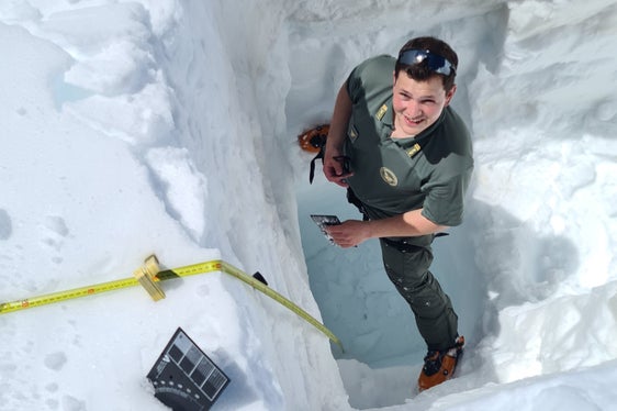 Für die Bestimmung der Schneedichte werden auf den Gletschern Schächte bis zum Eis gegraben; im Bild Leander Mitterer vom Forstinspektorat Sterzing bei den Messungen am Übeltalferner am 11. Mai. (Foto: LPA/Landesamt für Hydrologie und Stauanlagen/Roberto Dinale)