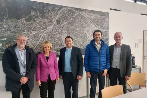 Haben in Innsbruck über die Aktivitäten der Immobiliengesellschaft der Stadt Innsbruck (IIG) und Möglichkeiten des leistbaren Wohnens gesprochen (v.l.): Dietmar Hafner (technischer Direktor Wobi), Landesrätin Waltraud Deeg, Franz Danler (IIG), Leo Resch (Arche KVW) und Martin Franzmair (IIG). (Foto: LPA)