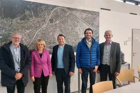 L'assessora Deeg si è recata ad Innsbruck per approfondire le buone prassi riguardo la realizzazione di alloggi a prezzi accessibili. Da sinistra: Dietmar Hafner (IPES), l'assessora provinciale Waltraud Deeg, Franz Danler (IIG), Leonhard Resch (Arche KVW) e Martin Franzmair (IIG) (Foto: ASP)