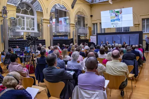Bei der Veranstaltung im Innenhof von Landhaus 1 stand das aktive Altern, dessen rechtliche Basis auf gesamtstaatlicher und lokaler Ebene sowie praktische Maßnahmen im Fokus. (Foto: LPA/Greta Stuefer)
